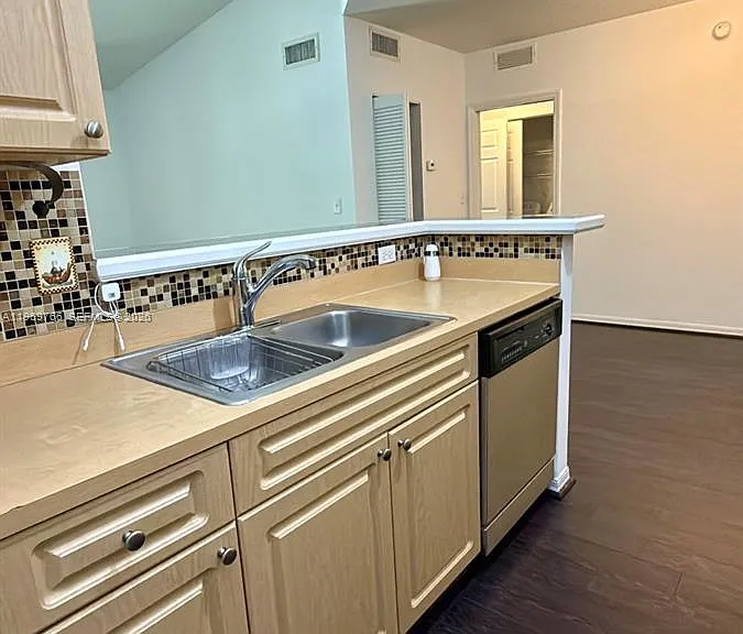 6831 SW 44th St #302 — Photo 8