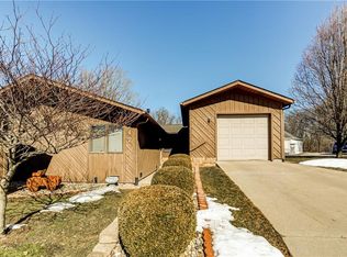 747 Shorewood Dr, Decatur, IL 62521