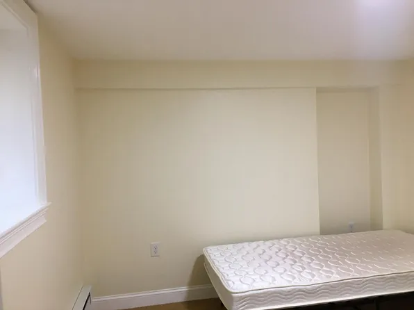 16 Eliot Cres #A, Chestnut Hill, MA 02467