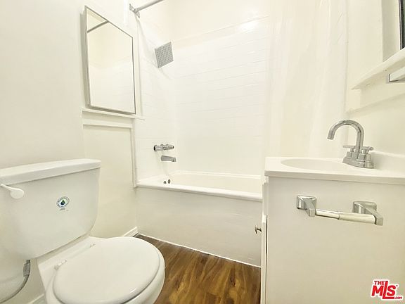 2nd image of 915 Grattan St #109A