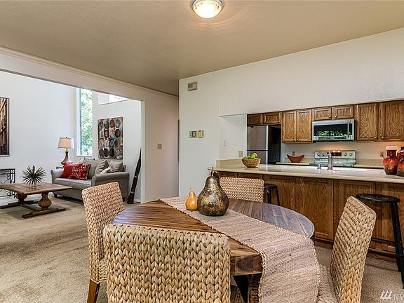4th image of 6 Lake Bellevue Dr APT 212