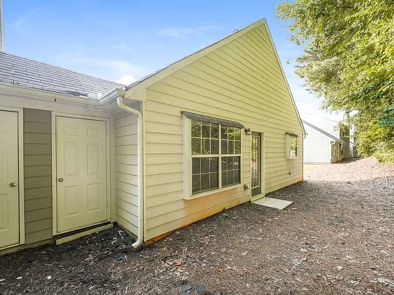 804 Hillandale Ln — Photo 16