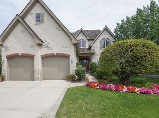 77 Forest Gate Cir, Oak Brook, IL 60523