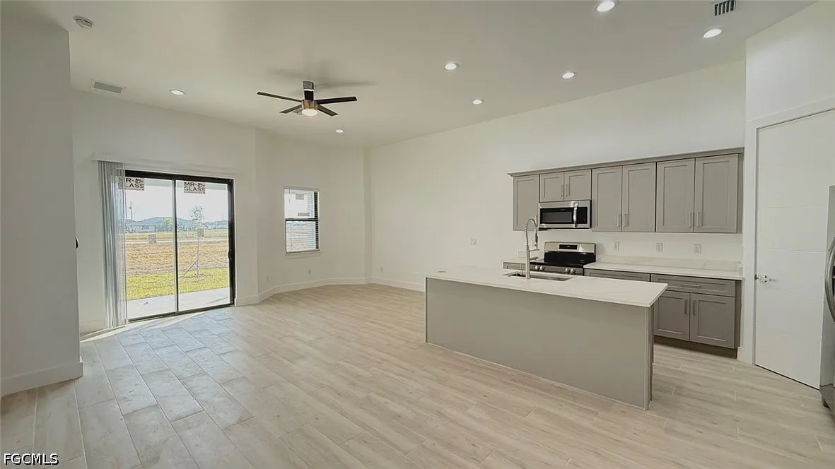 3 bed, 2.0 bath, 1300 sqft, $1,900 — Photo 4