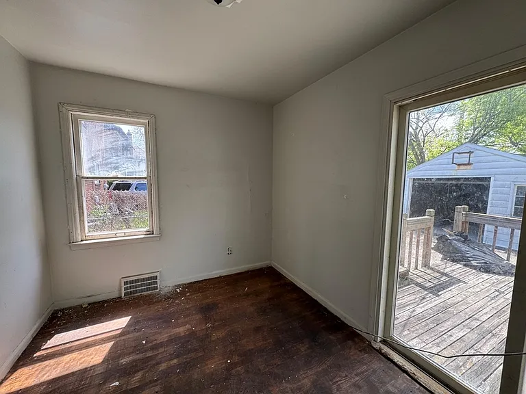 9927 Beaconsfield St — Photo 14