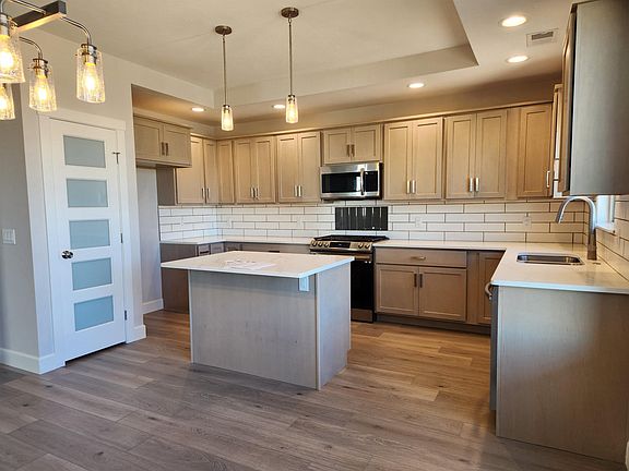 3rd image of 689 Arran Way