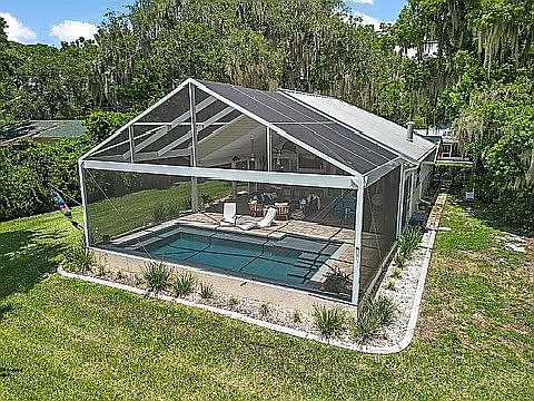 620 square feet enclosure! 