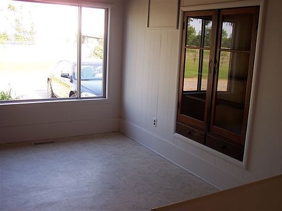 9007 US 127 Kitchen Eat Space