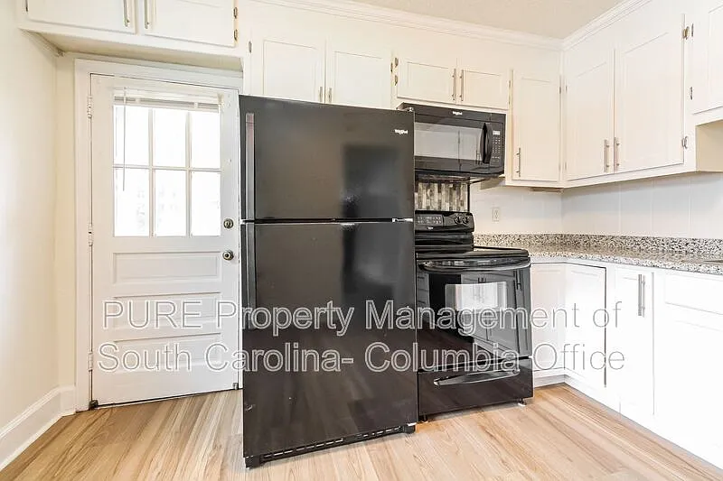 3 bed, 1.0 bath, 999 sqft, $1,300 — Photo 3