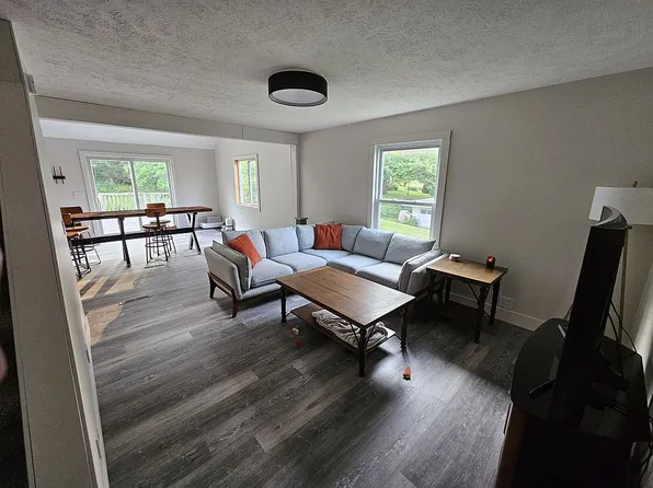 1704 S Jefferson St, Hastings, MI 49058