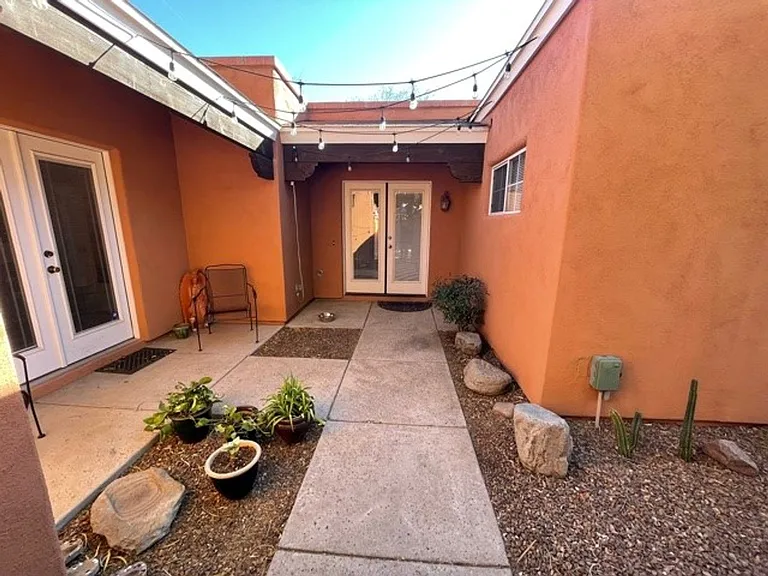 2940 N Adelaide Farms Pl — Photo 2