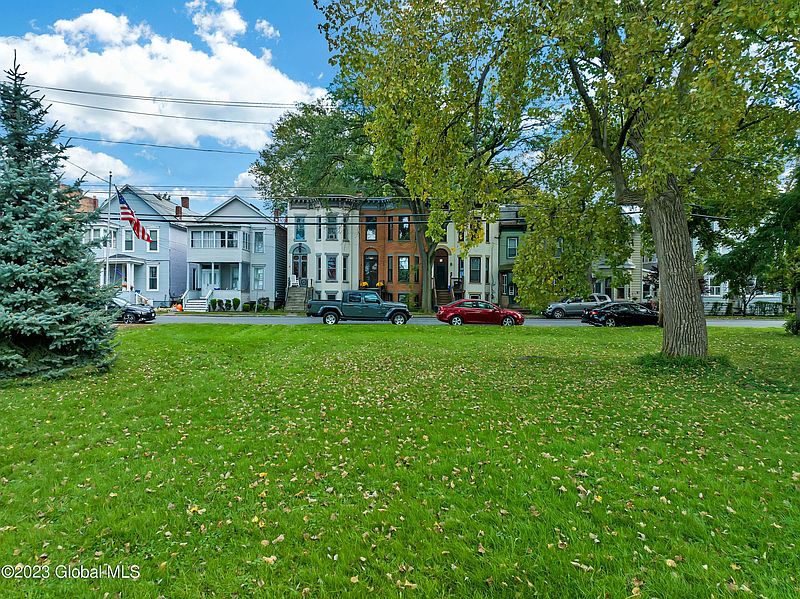 4th image of 18 Riverside Avenue