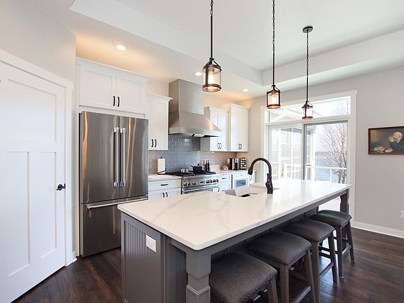 4th image of 424 White Oaks St