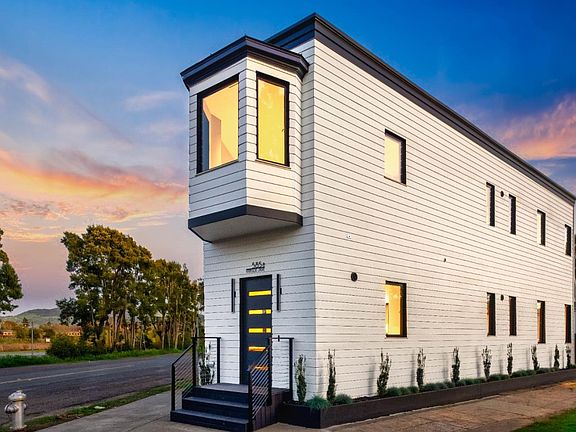 3rd image of 585 Riverside Dr