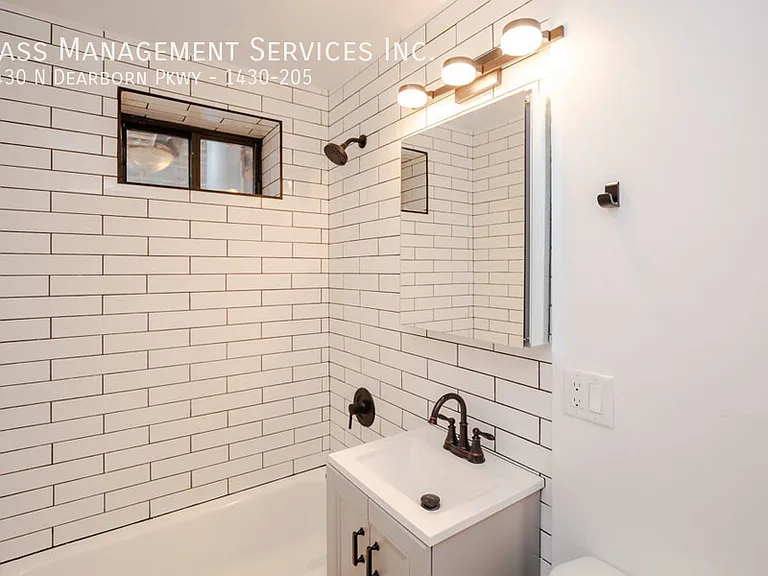 1430 N Dearborn Pkwy — Photo 66