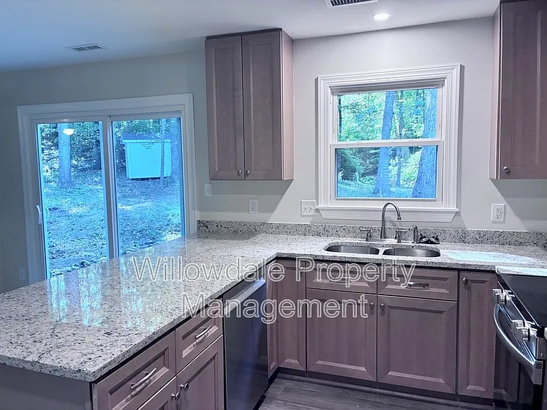 102 E Charing Cross — Photo 6