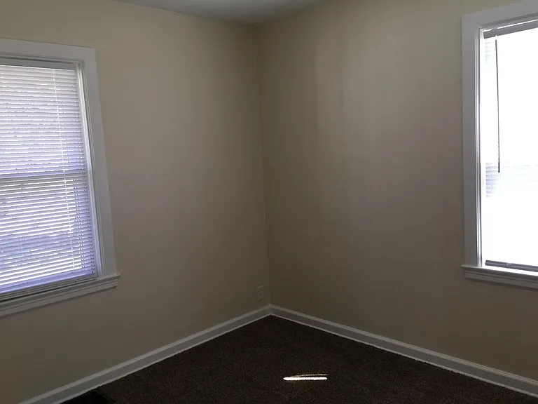 Back bedroom 8'5"x10'3'