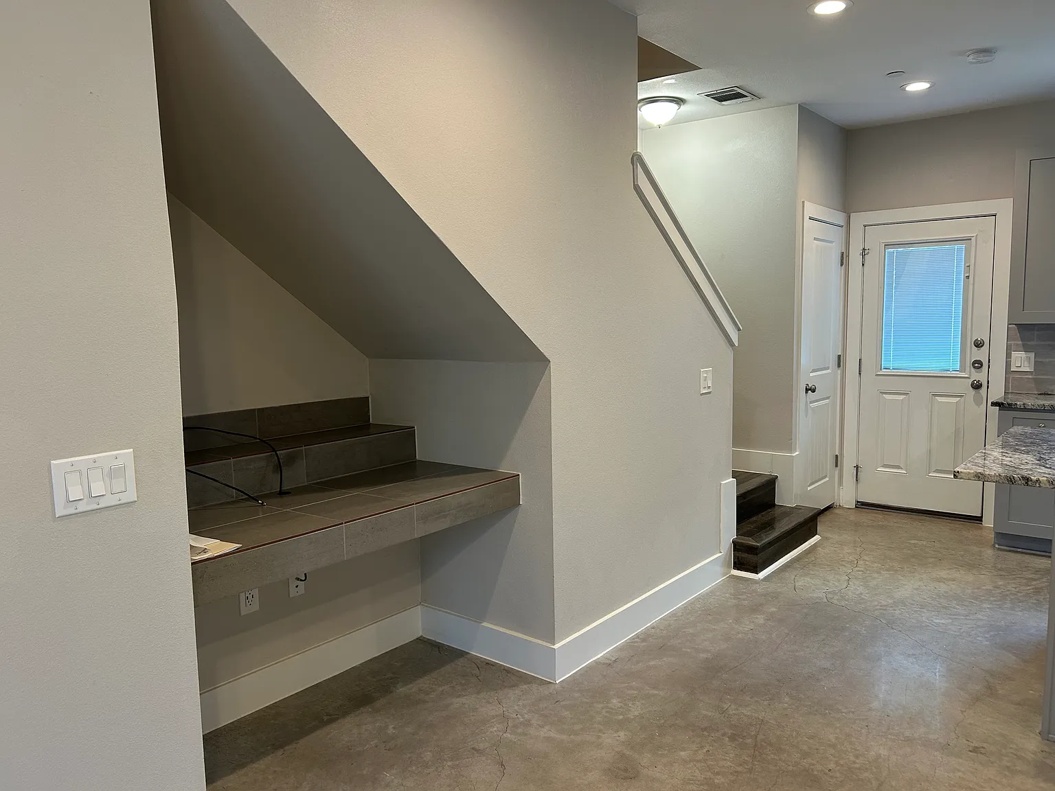 301 S Hill St — Photo 3