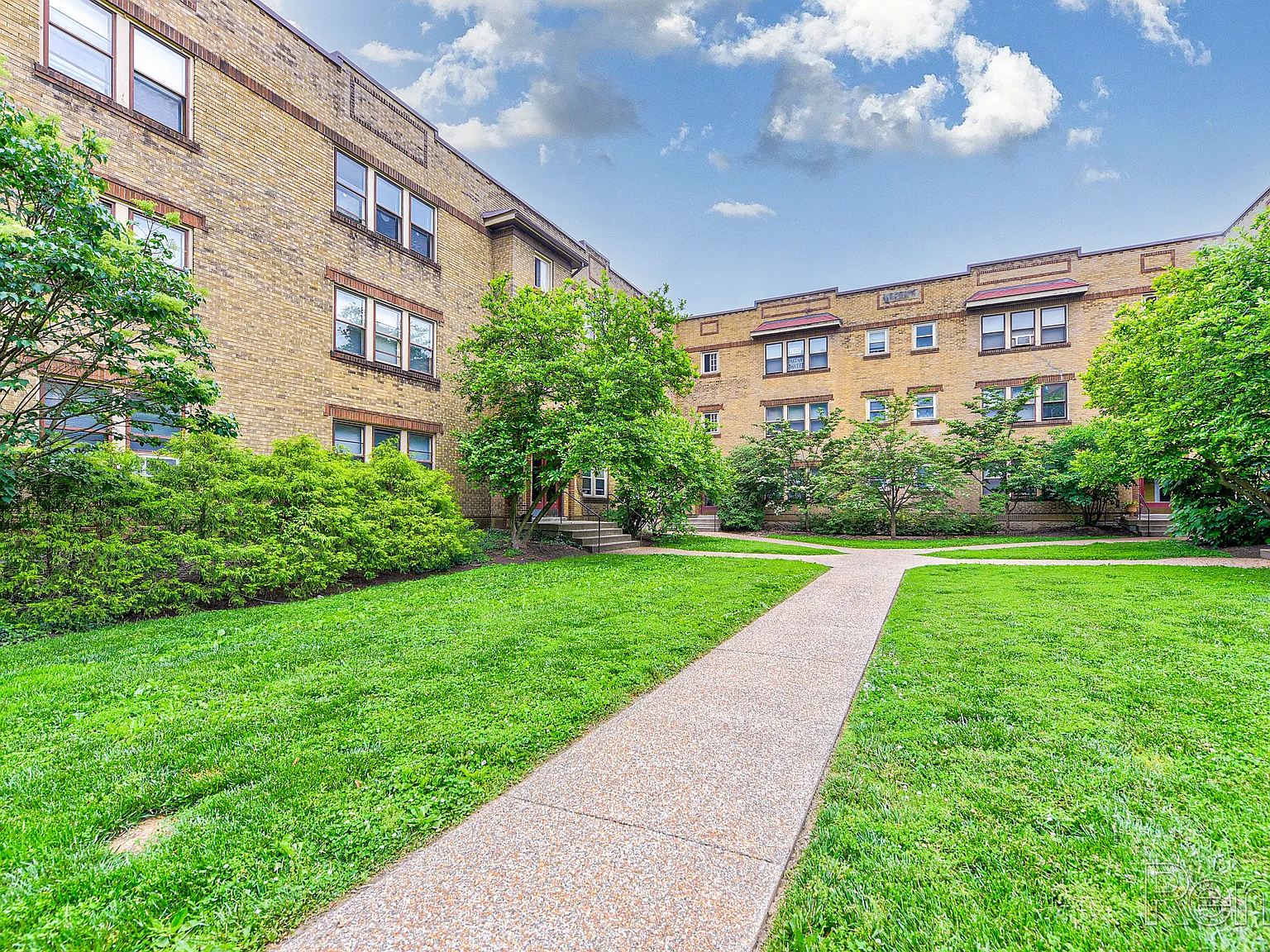 Salutaris Court — Photo 2