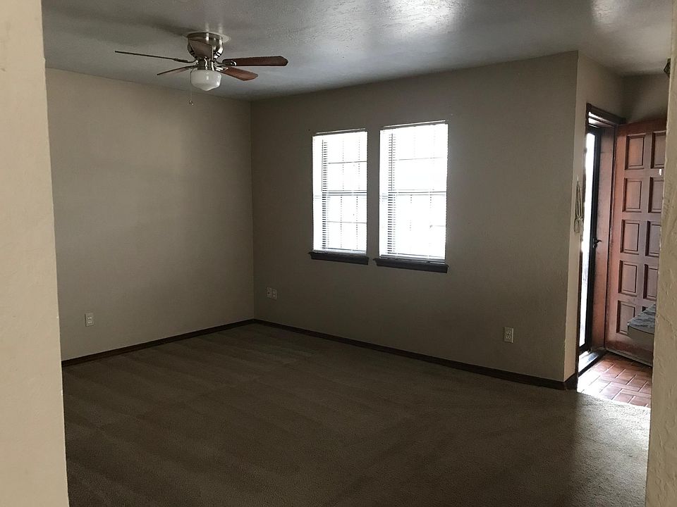 Living Area/Entry