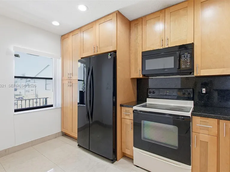 11396 Taft St #11396 — Photo 16