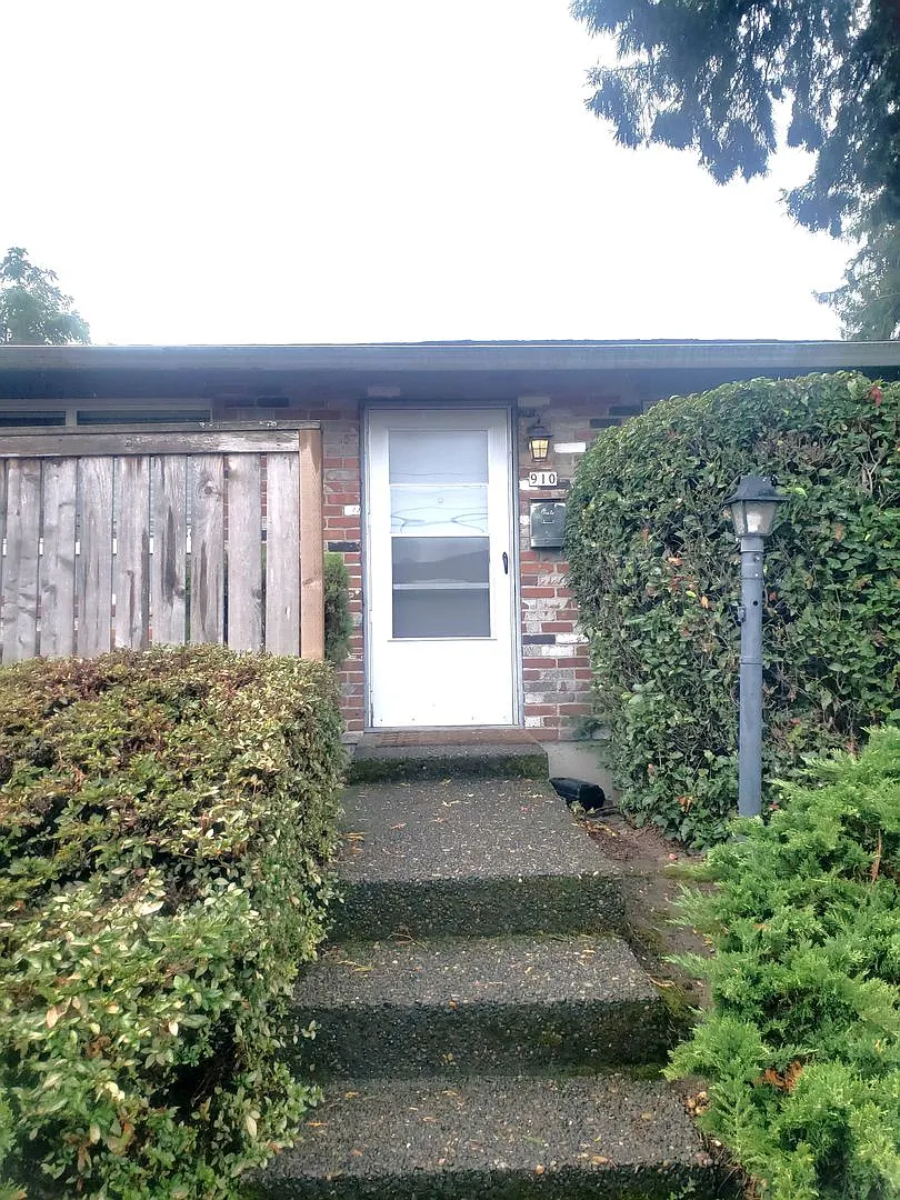 SE - 910-912 Tacoma Ave Duplex — Photo 2