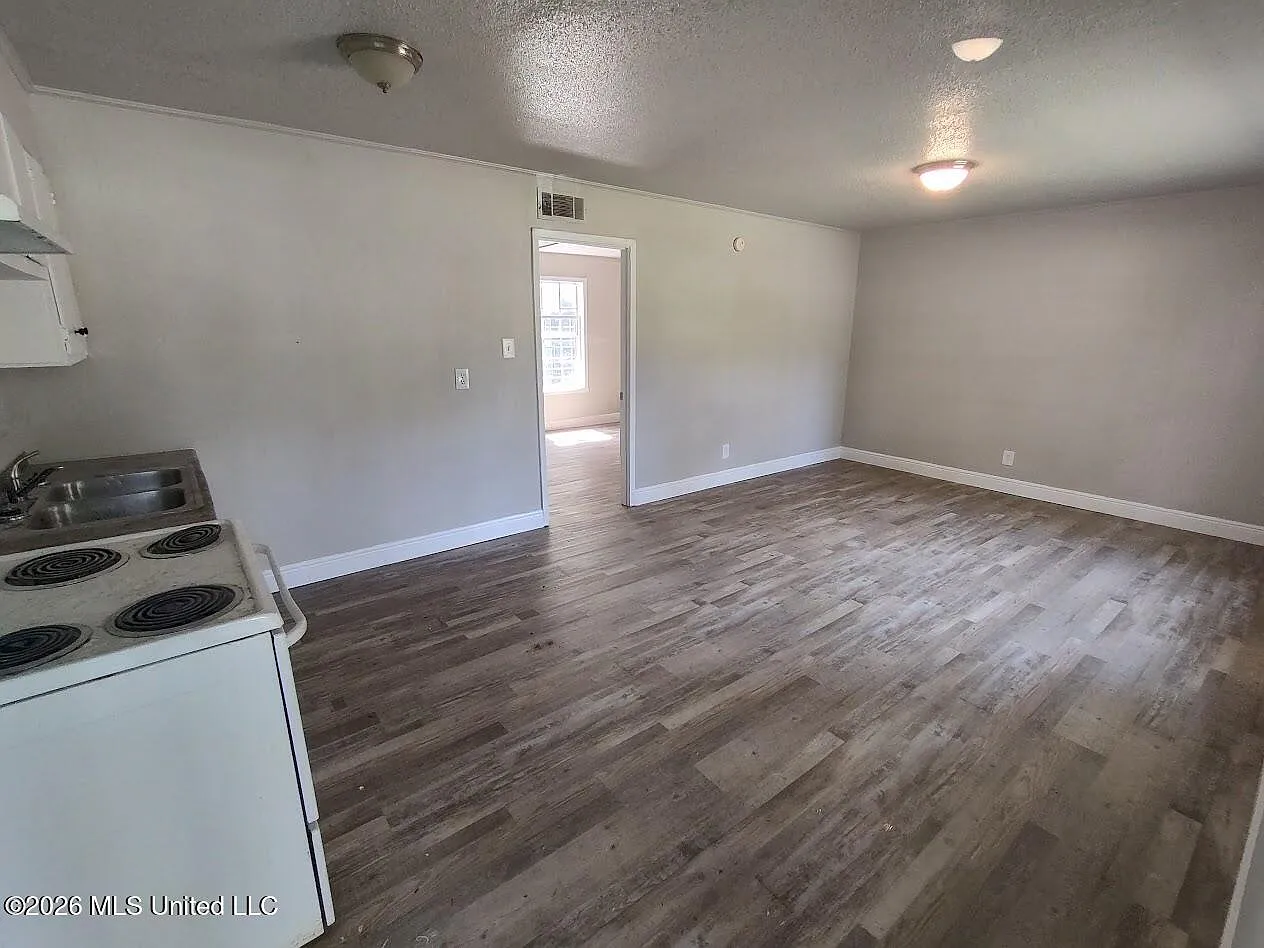 1 bed, 1.0 bath, 2025 sqft, $750 — Photo 4