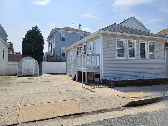 Single Family Home , Driveway, Shed