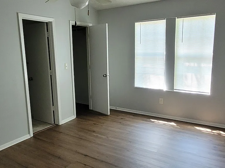 1217 Lakeview Xing — Photo 17