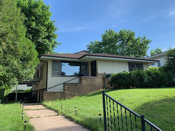 3rd image of 721 36 1/2 Ave NE