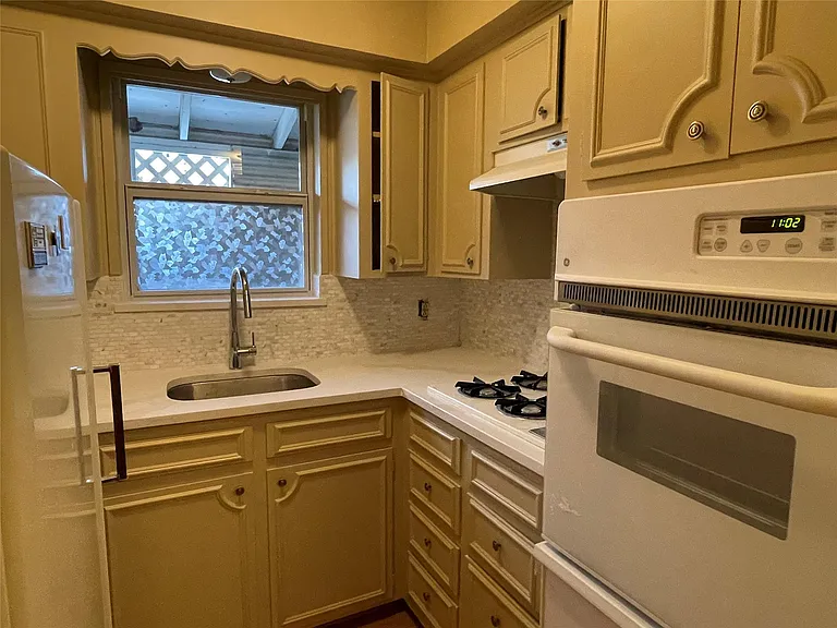 1324 Cortlandt St #1 — Photo 6