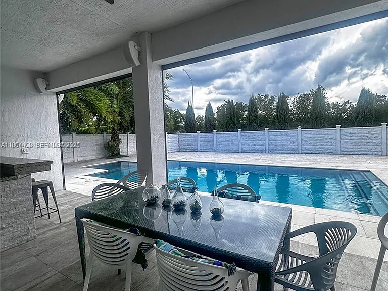 14670 SW 17th St — Photo 9