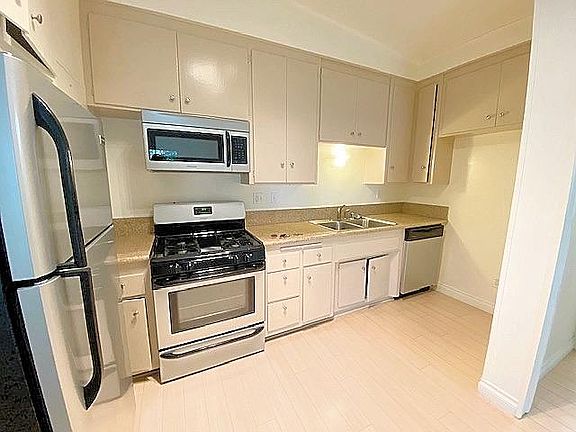 4th image of 1154 N Poinsettia Pl #14
