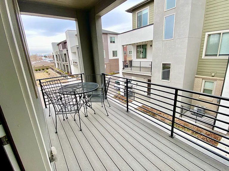 Gorgeous Balcony with Mountain Views & Space for comfortable seating