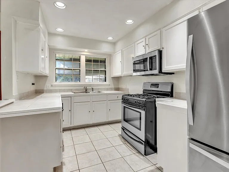 2037 NW 47th St — Photo 8