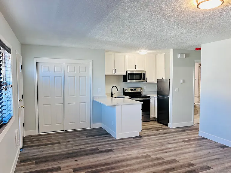 #202-5618 N Greeley Ave — Photo 2