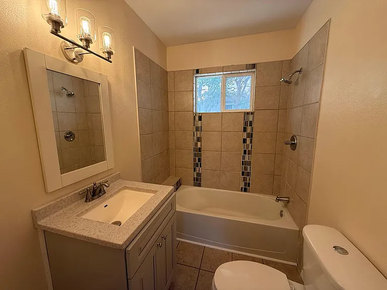 2202 Burnett Ave — Photo 9