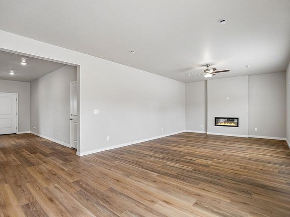 4th image of 851 Emerald Lakes St