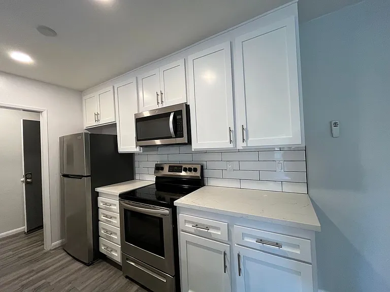 1635 North Martel Avenue — Photo 11