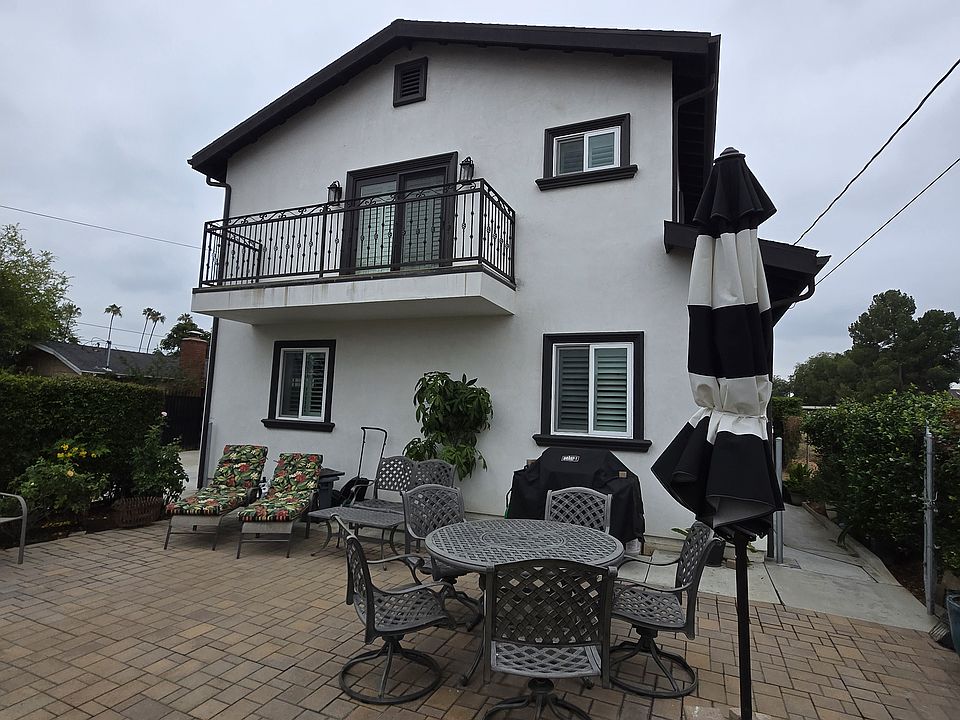 Backyard (includes bbq, and outdoor furniture)