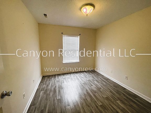 5th image of 431 Bedford Knoll Dr