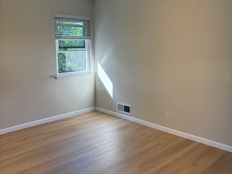 44 Hobart Ave #D — Photo 17