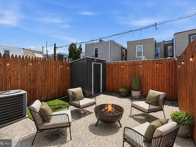 2318 E Letterly St — Photo 14