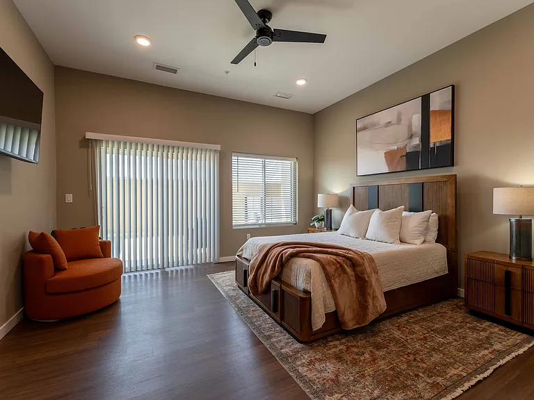 1364 E Battlefield Rd — Photo 57