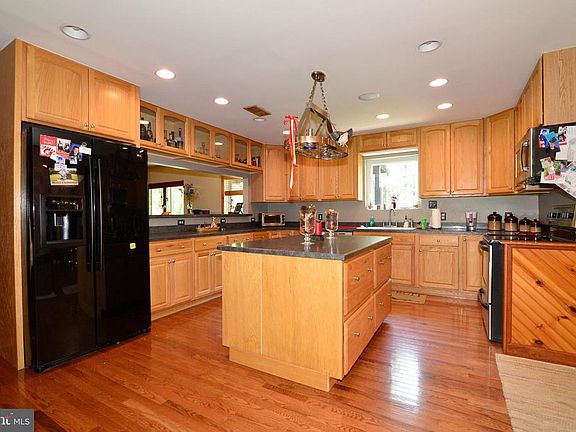 KITCHEN WITH GRANITE COUNTERS