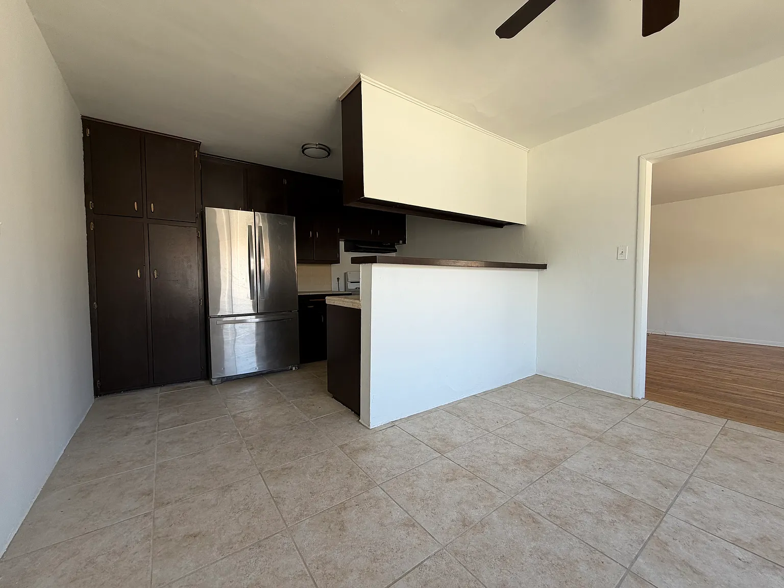 317 W Valencia Ave — Photo 2