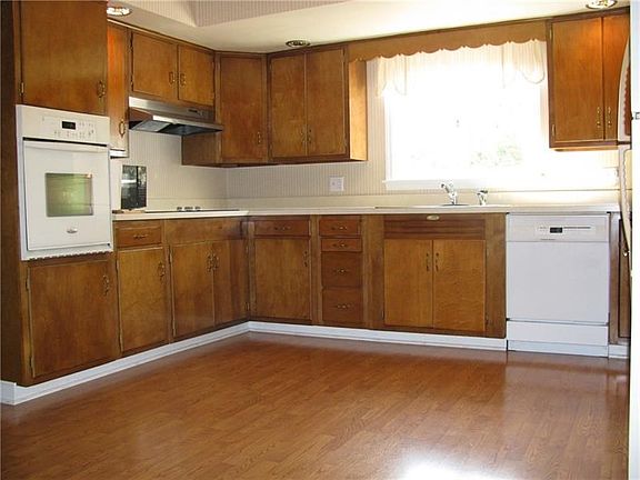 VERY BRIGHT KITCHEN. PLENTY OF CABINETRY AND COUNTER SPACE