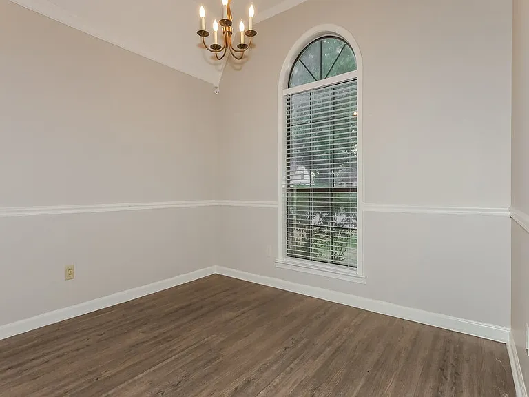 2590 Laurelcrest Dr — Photo 6