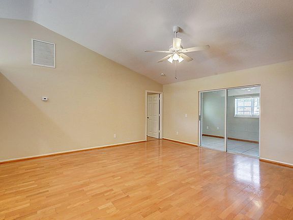 4th image of 388 SW Tulip Blvd