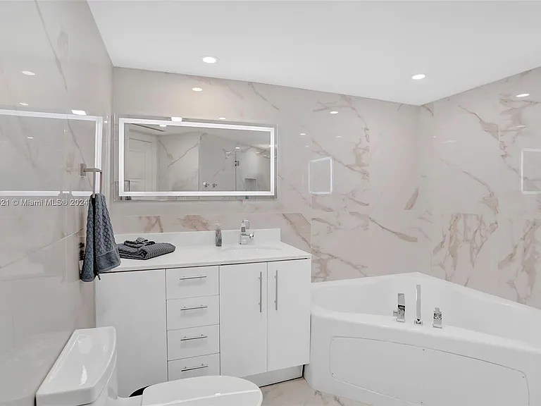 16699 Collins Ave #2209 — Photo 19